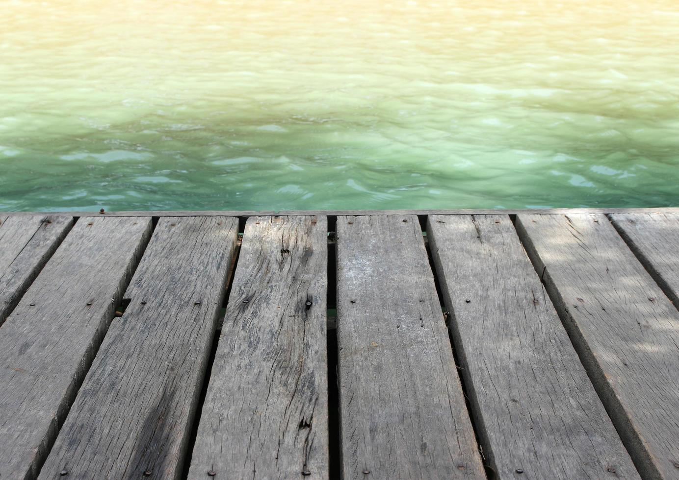 vista del agua desde un muelle foto