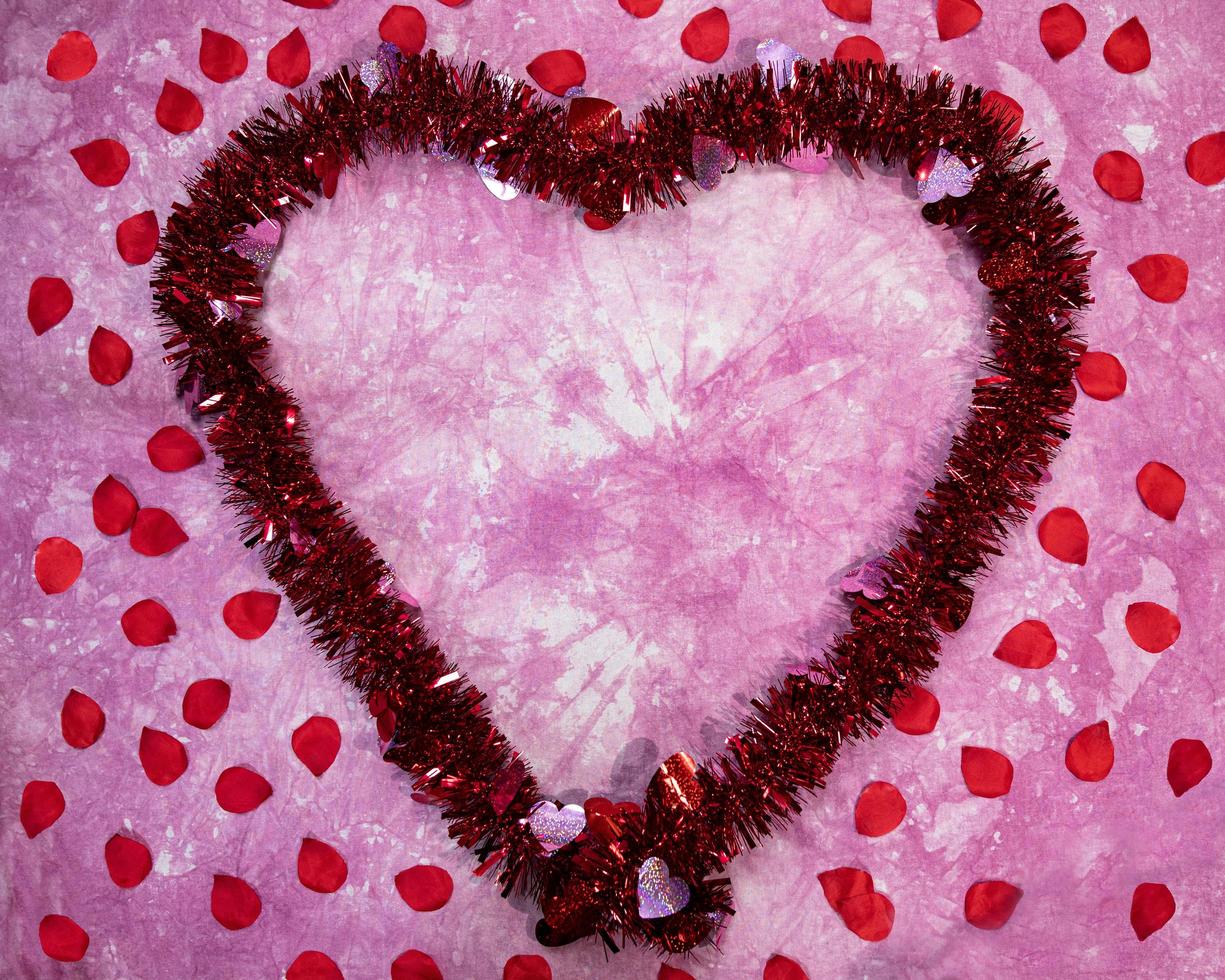 marco plano del corazón de san valentín con pétalos foto