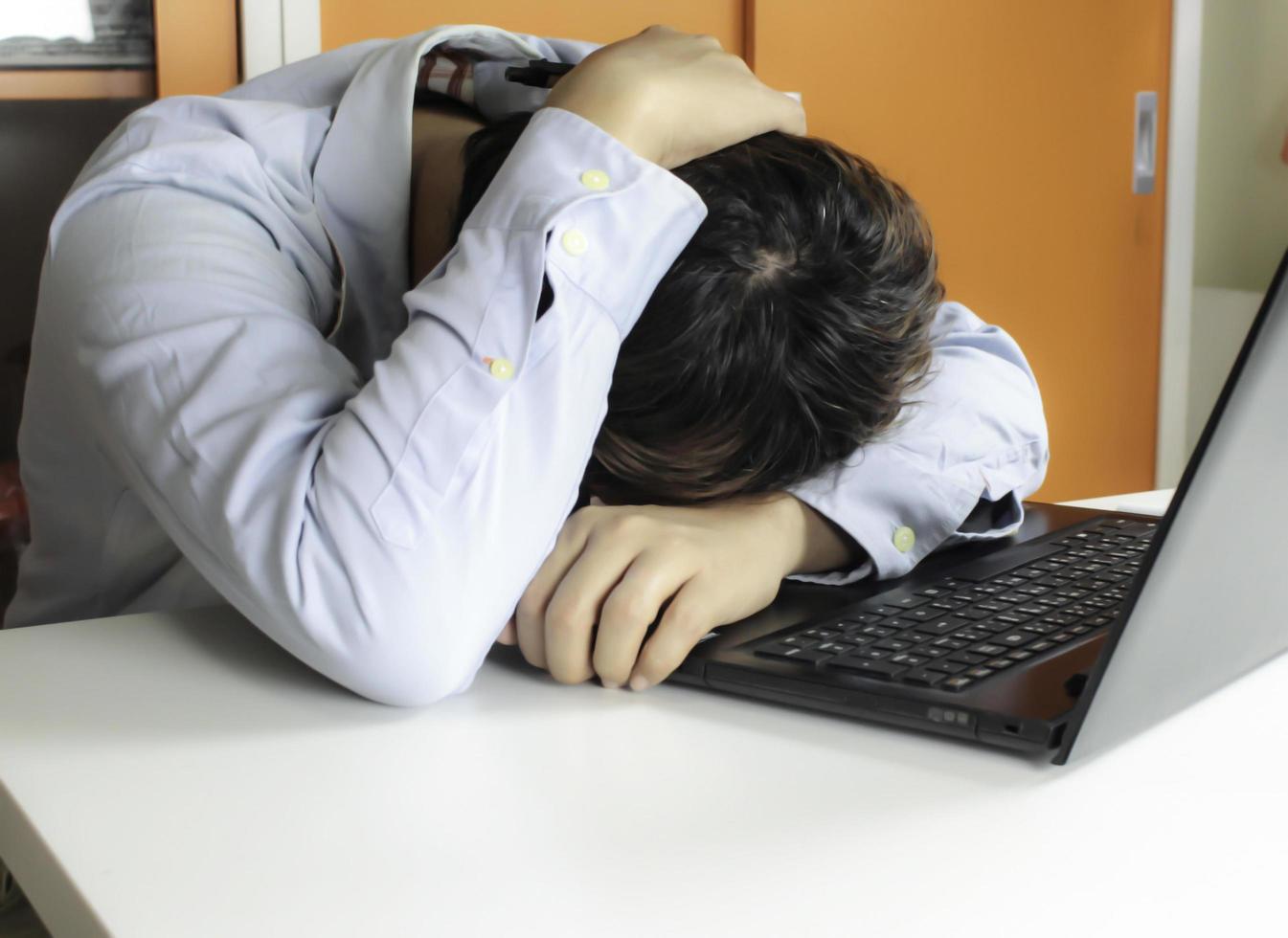 profesional cansado en el trabajo foto