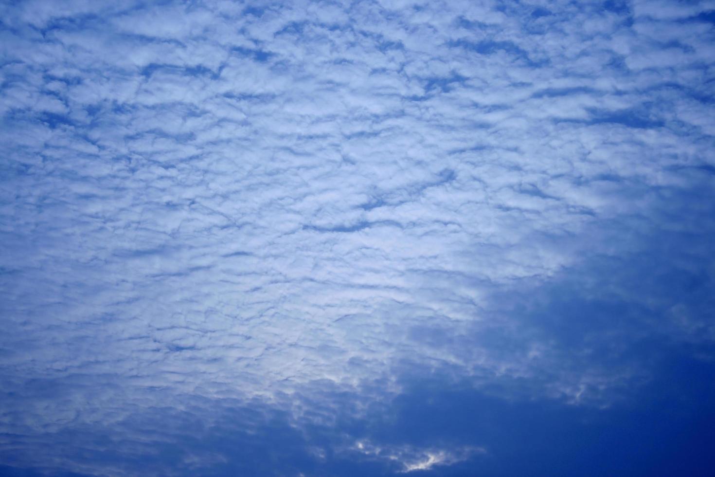 manto de nubes en un cielo azul foto
