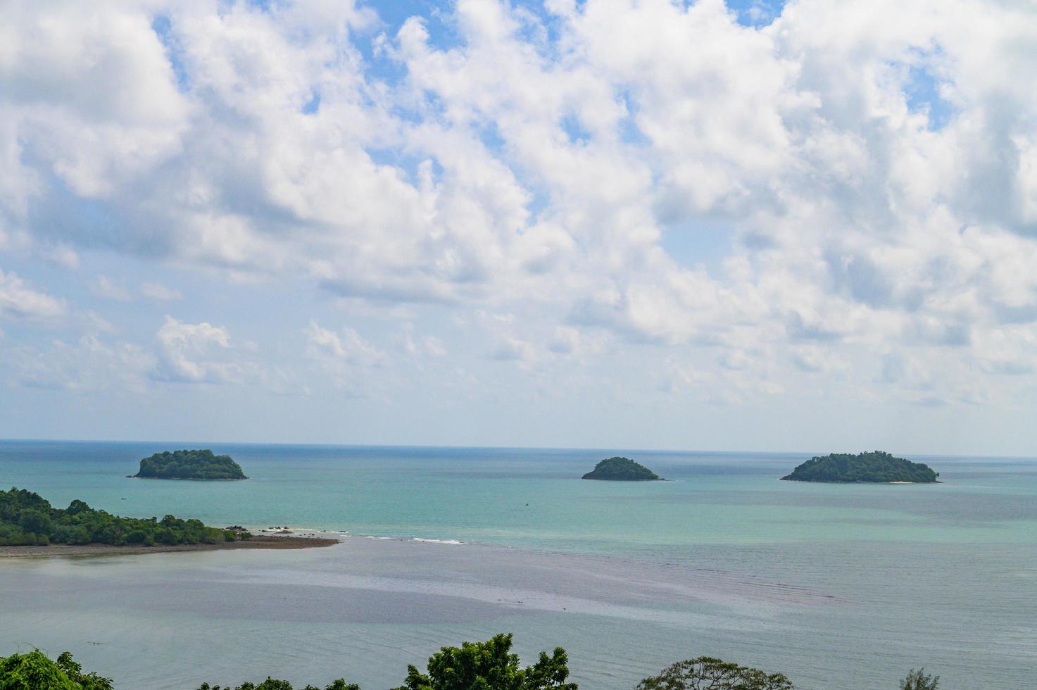 mar tropical con islas y cielo foto