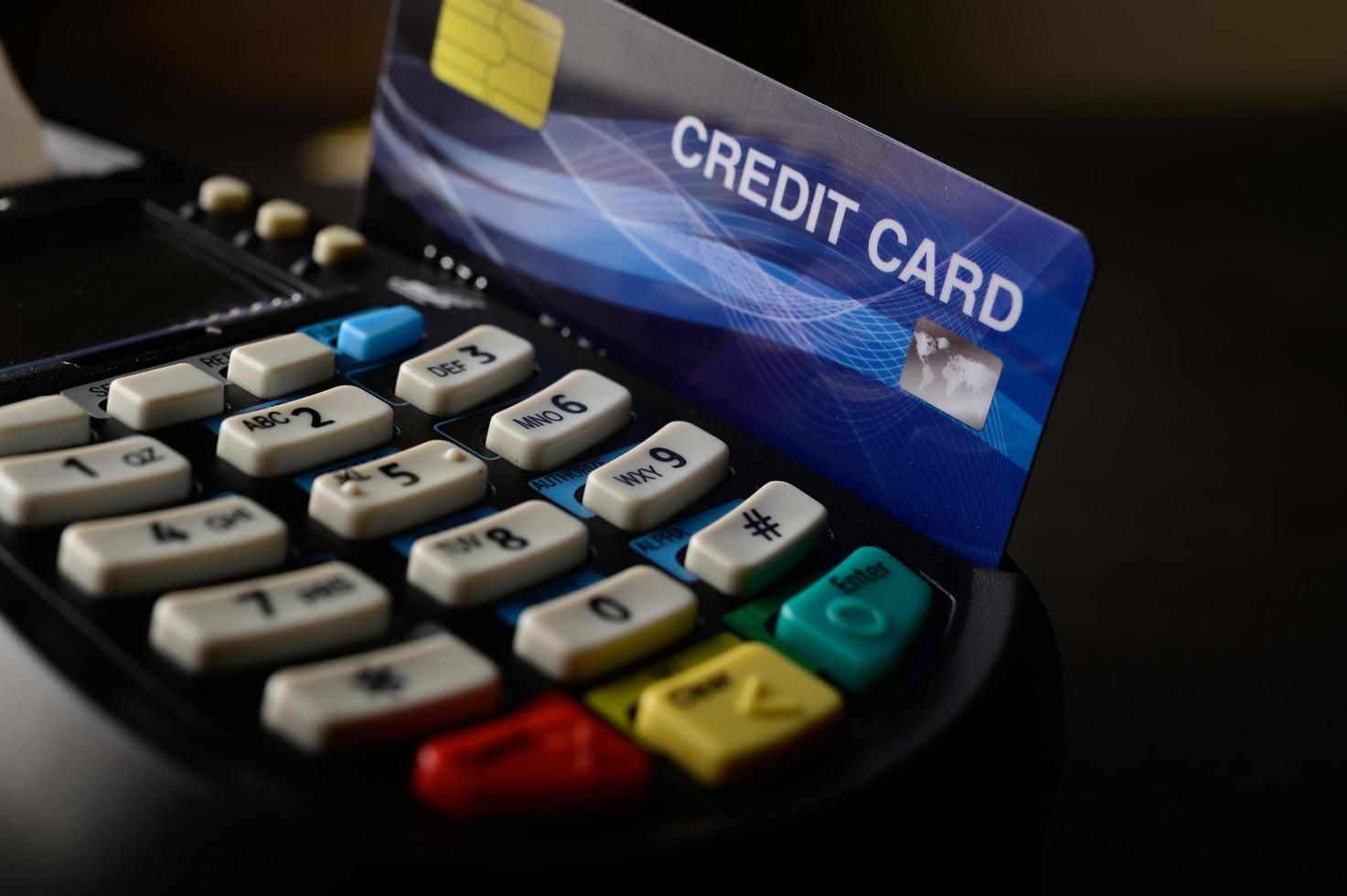 tarjeta de crédito que se desliza para pagar bienes y servicios foto