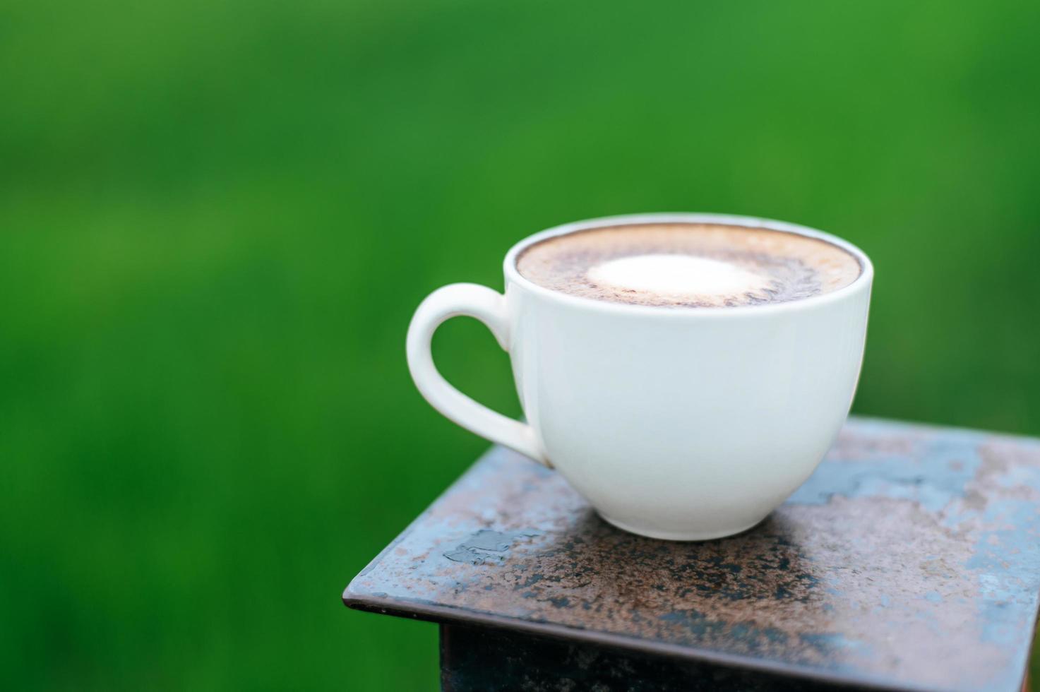 taza de café en la mesa de madera foto