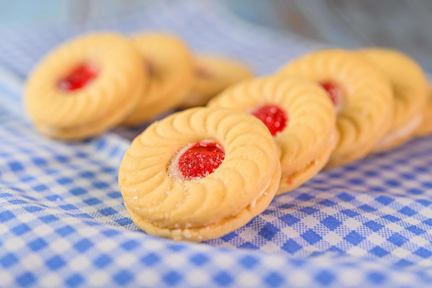 galletas sandwich con crema de fresa foto