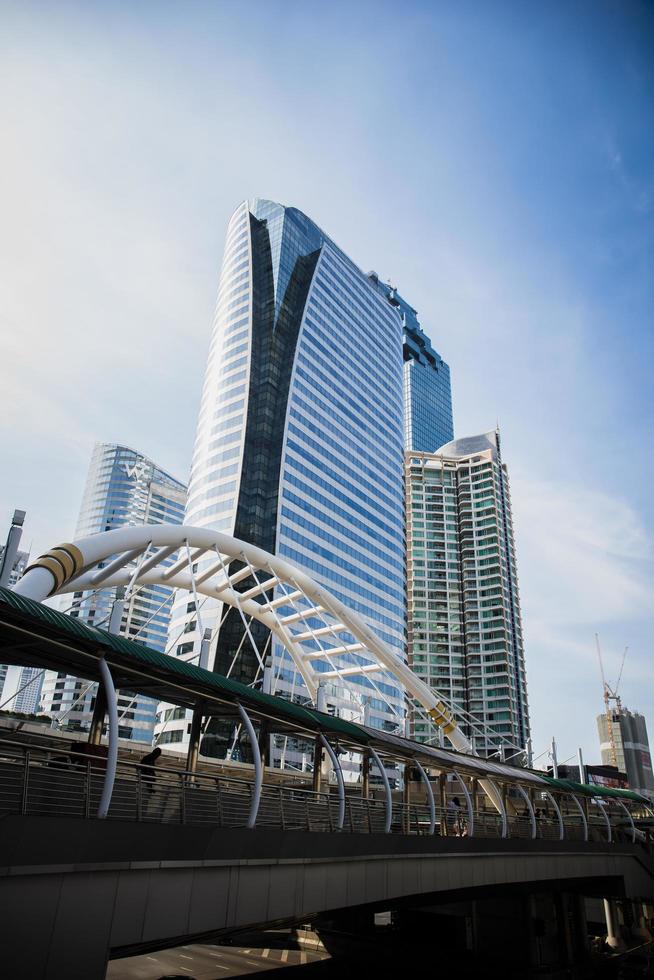 imagen de rascacielos con el puente y el cielo. foto