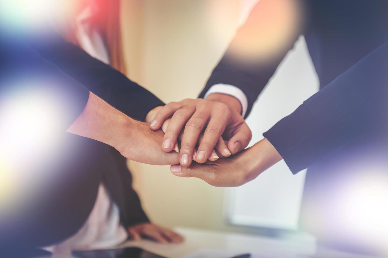 equipo de negocios uniendo manos foto