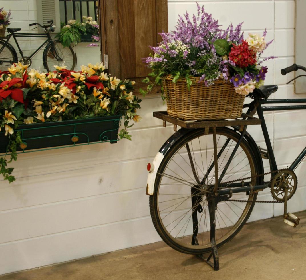 bicicleta con flores en la canasta foto