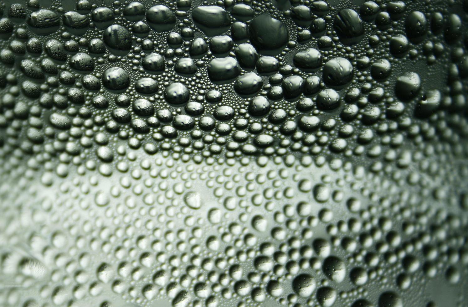 gotas de agua sobre el vidrio por la noche foto