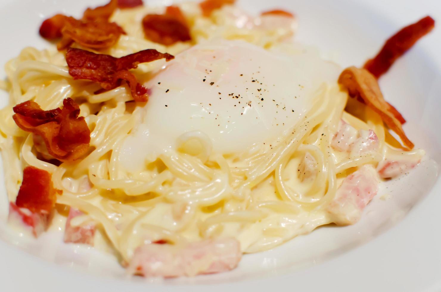 Spaghetti with white cream photo