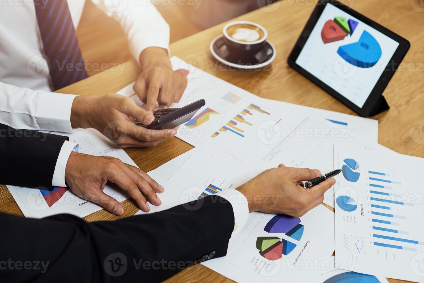 Planificación del equipo financiero empresarial y discusiones sobre marketing en la mesa foto