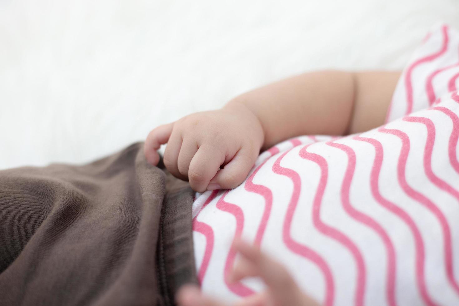 La mano del bebé recién nacido con enfoque selectivo foto