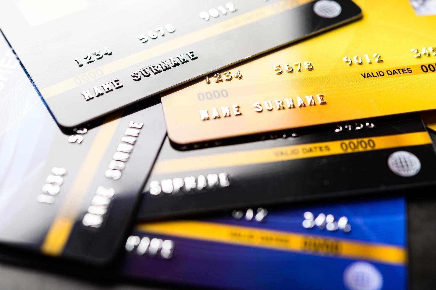 tarjetas de crédito apiladas juntas foto