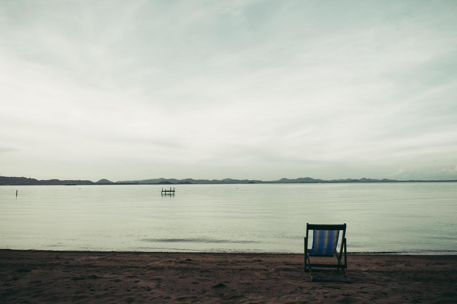 mar con sillas de playa resort foto