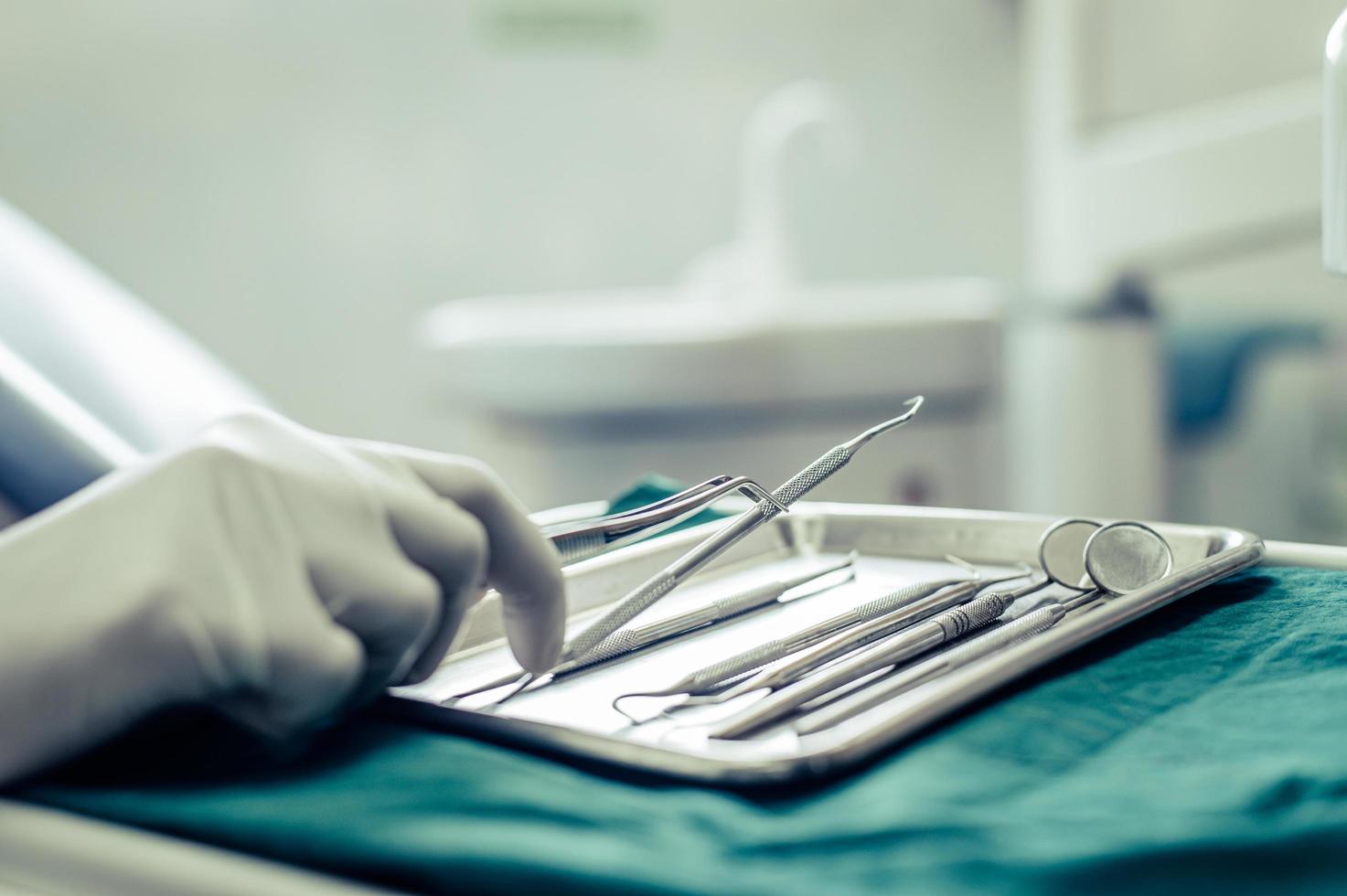 dentistas elige el equipo en la mesa foto