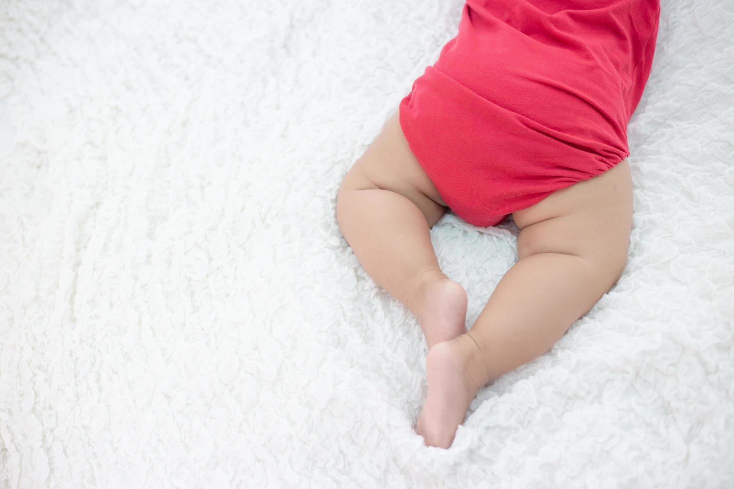 bebé recién nacido en una cama foto