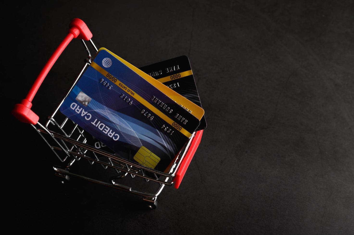 tarjeta de crédito colocada en el carrito para pagar el producto foto