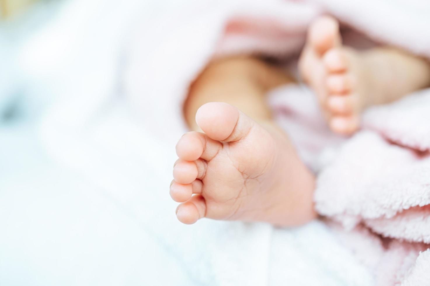 pies de bebé recién nacido foto