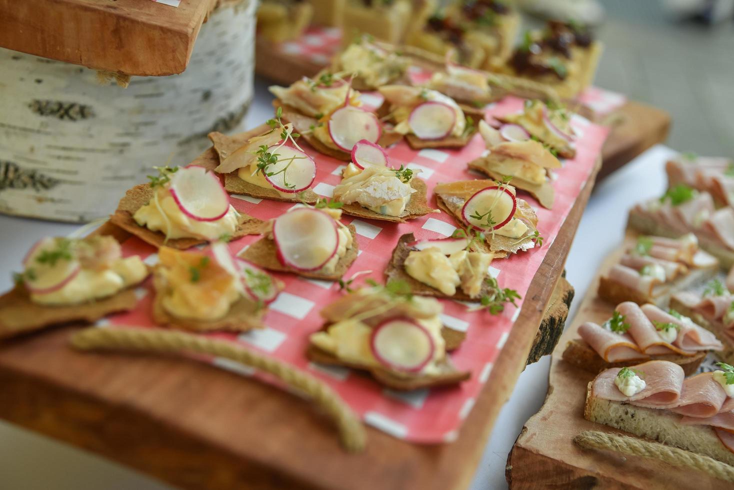 mini canapés en la mesa foto