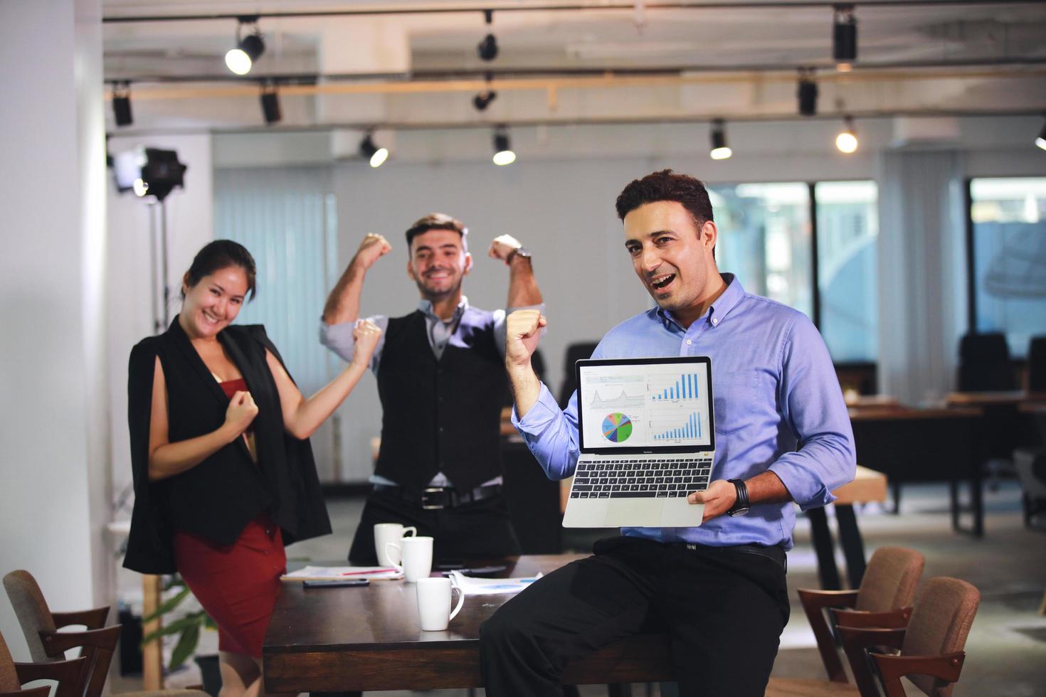 jóvenes empresarios inteligentes que expresan un buen trabajo foto