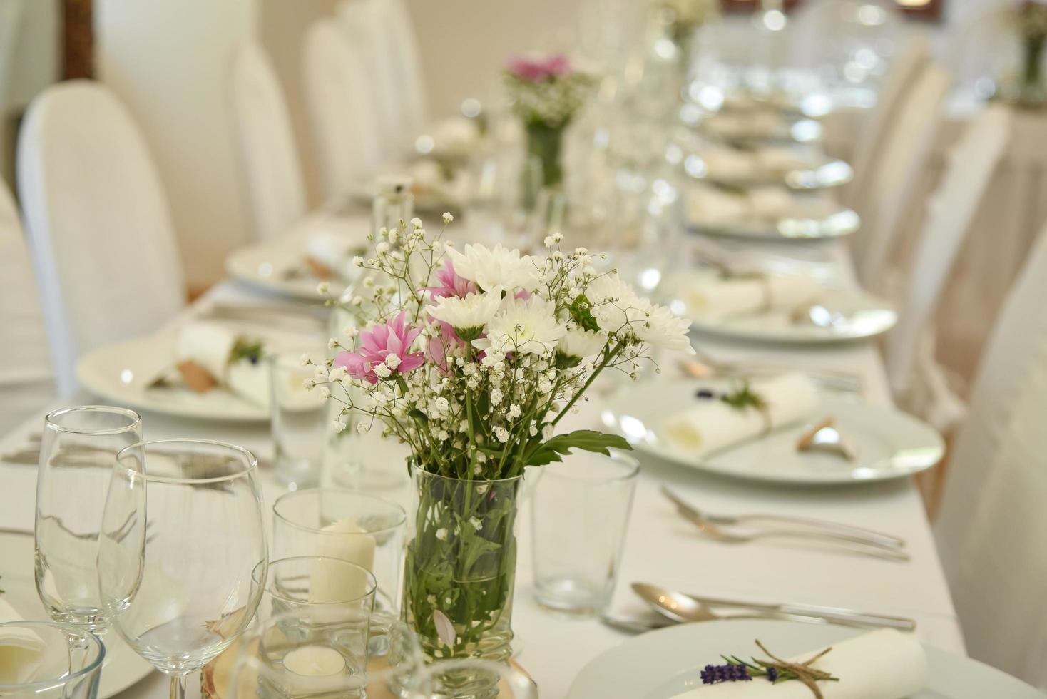 Wedding table setting photo