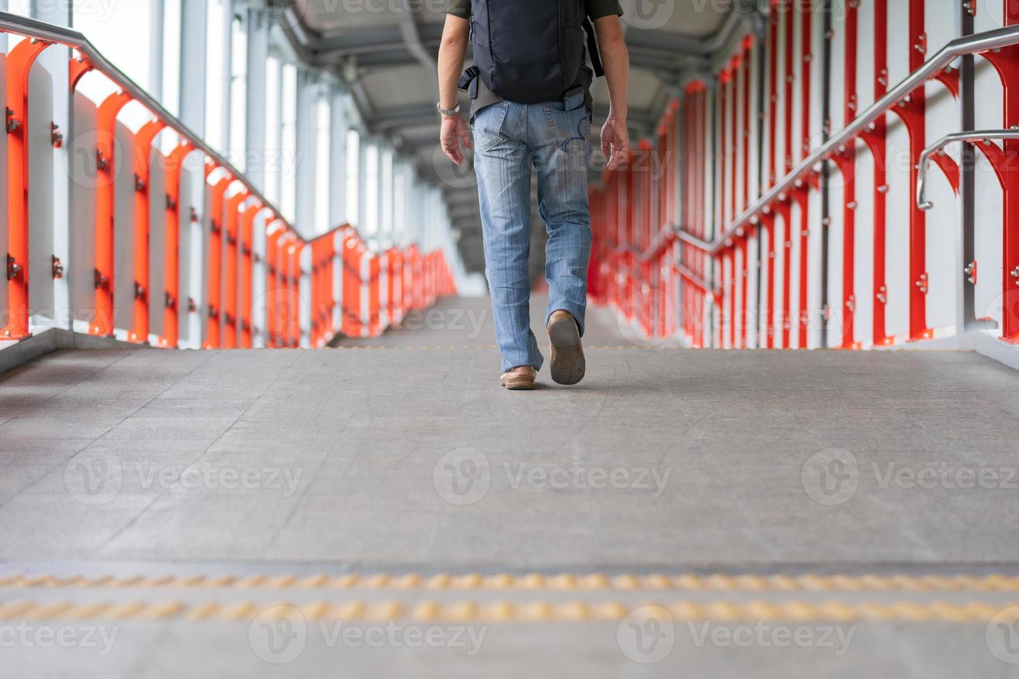 hombre caminando en la ciudad foto