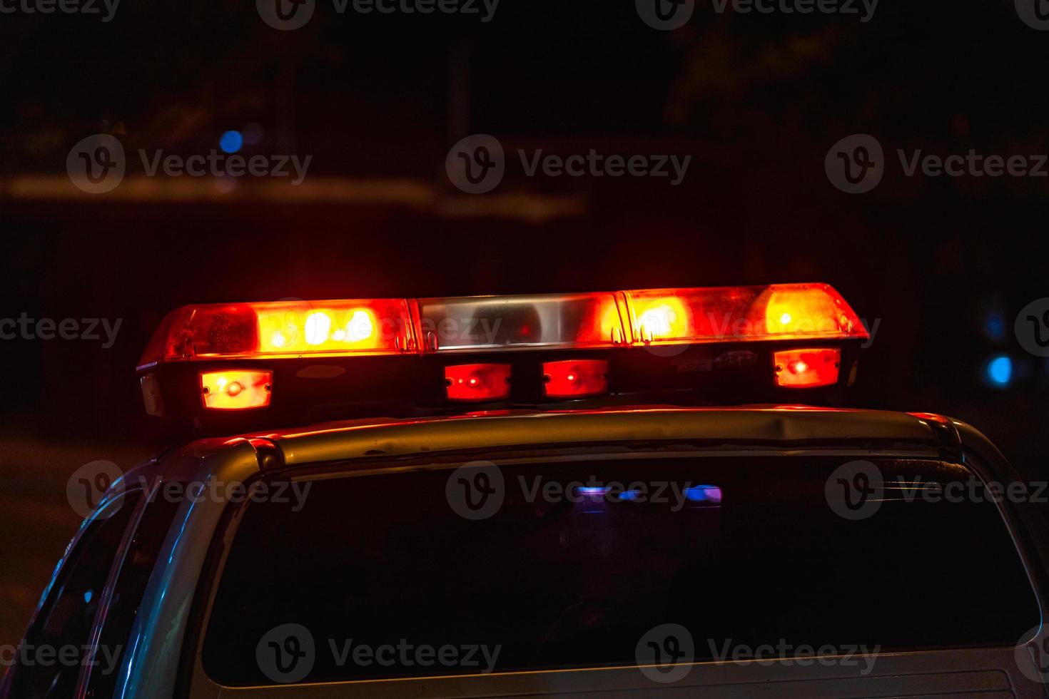 luces del coche de policía en la noche foto