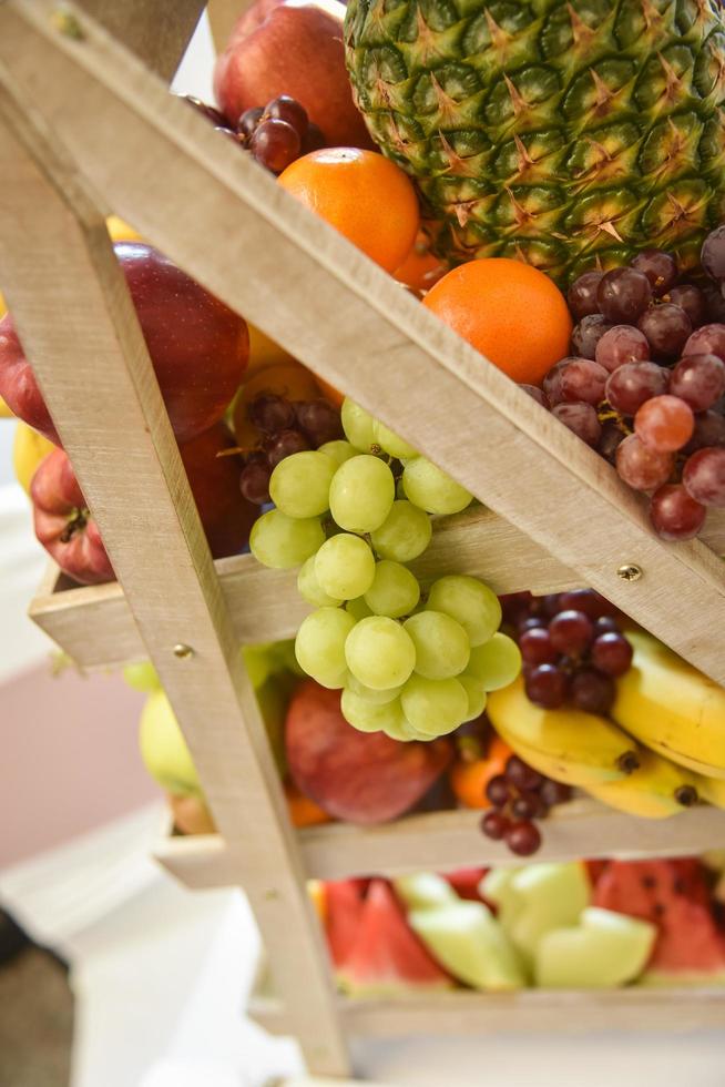 Fondo de mercado abstracto de arte frutas sobre un soporte de madera foto