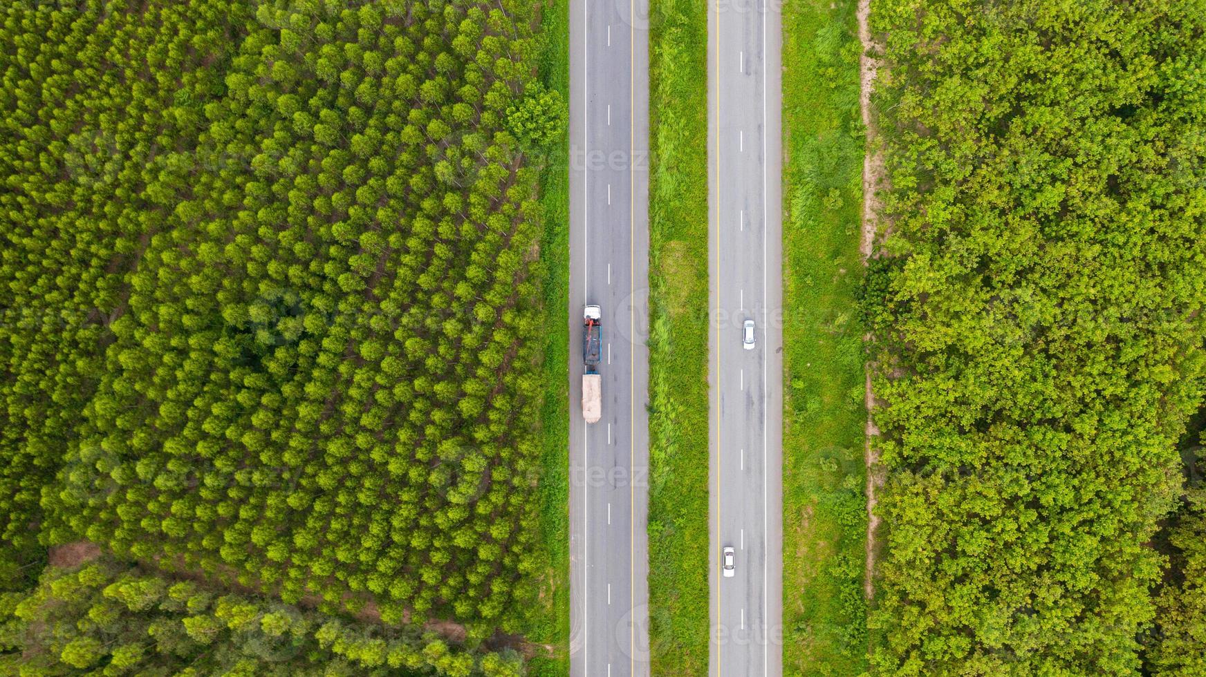 semi en una carretera foto