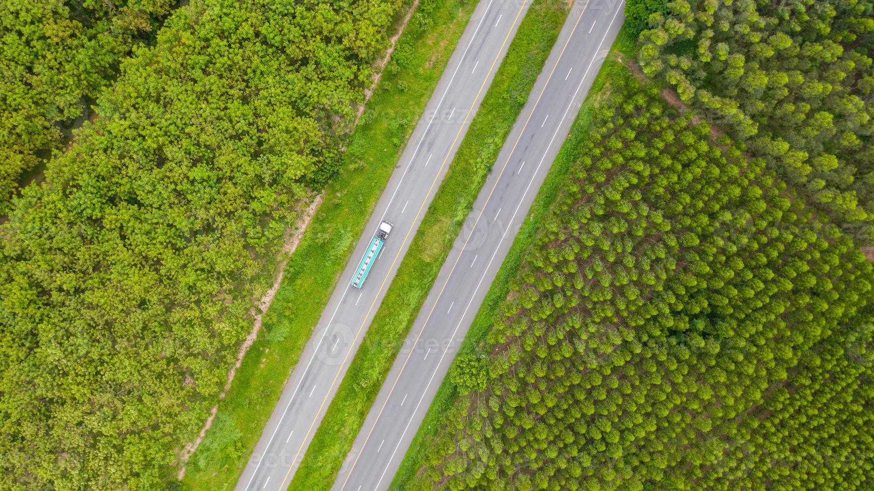 Vista aérea de un camión en una carretera. foto