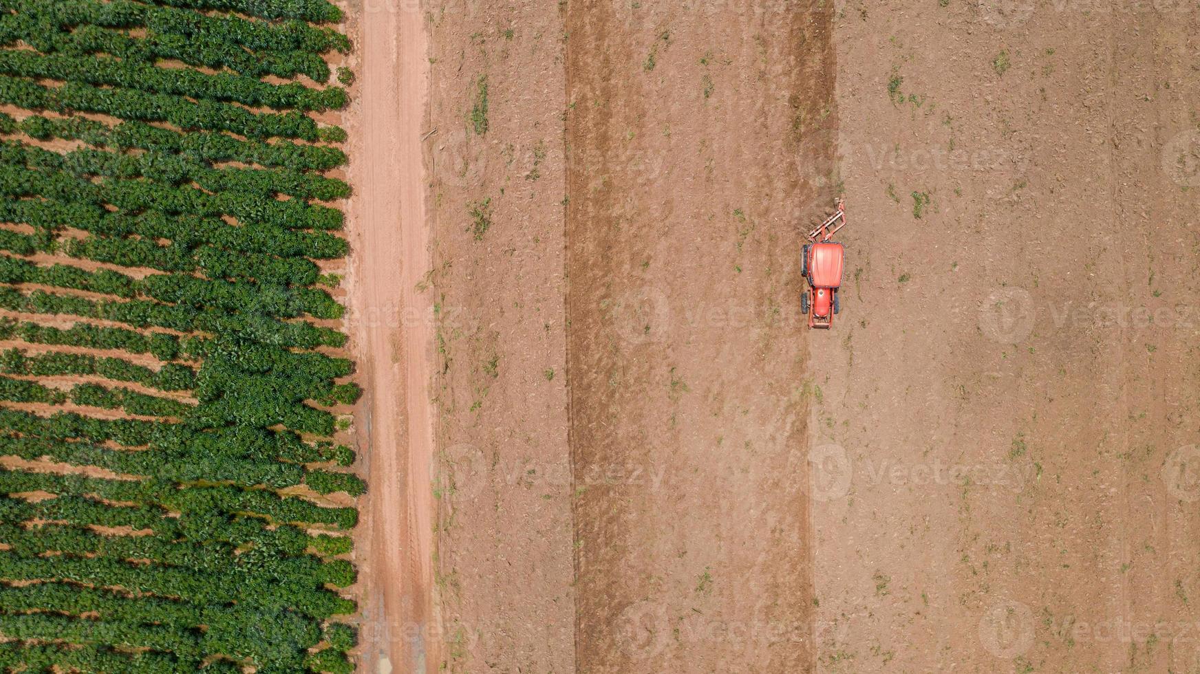 Vista superior del tractor agrícola en un campo foto