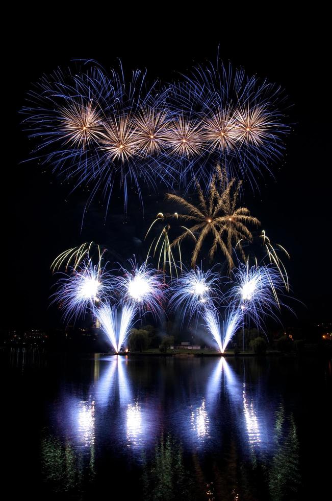 fuegos artificiales azules y dorados foto