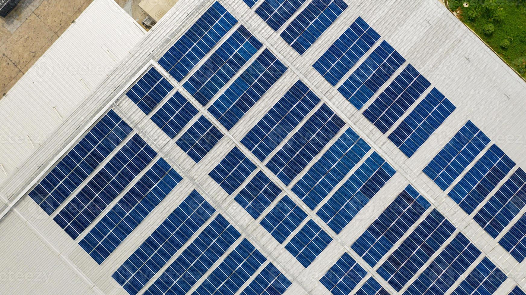 células solares en un techo foto