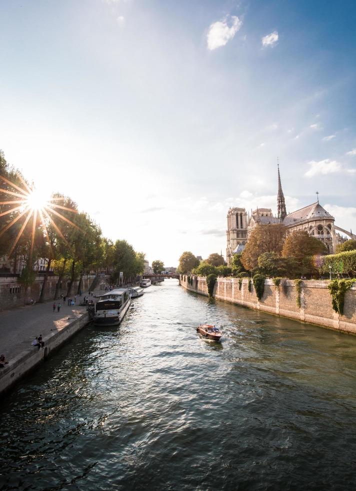 notre dame de paris au coucher du soleil foto