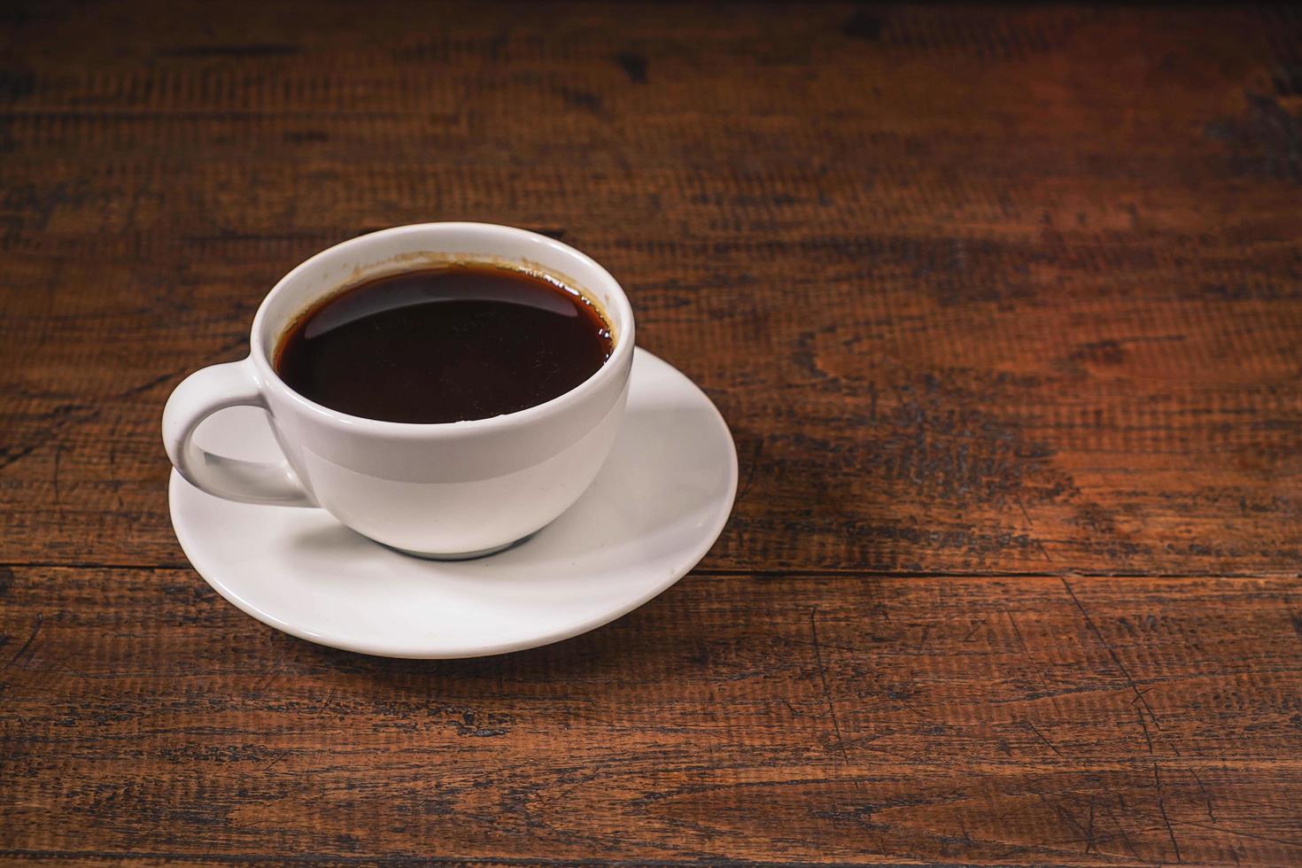 taza de café en una mesa de madera foto