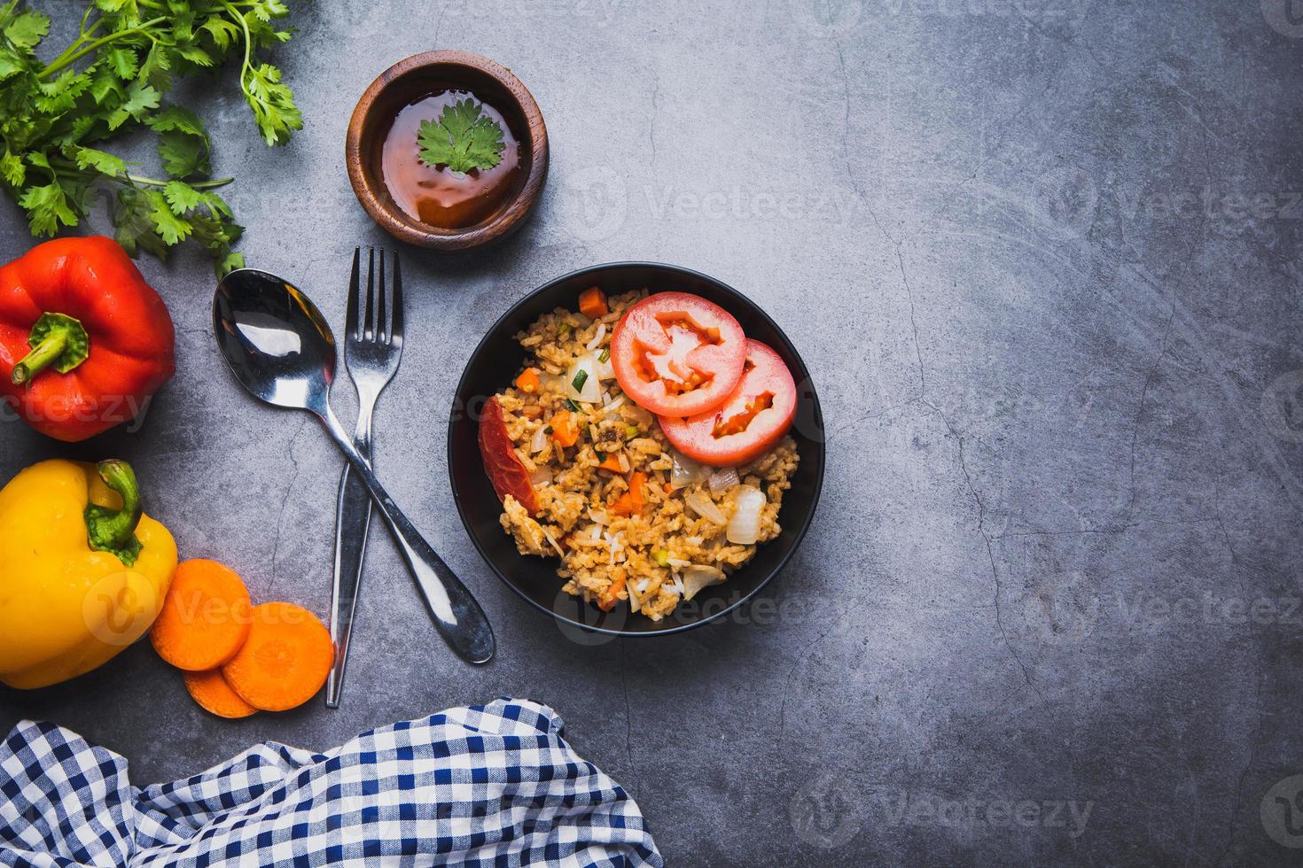 arroz frito con verduras frescas foto