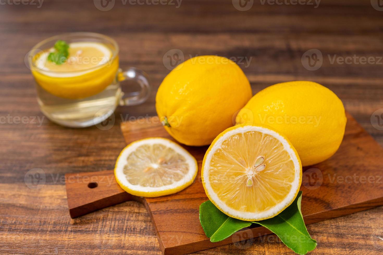 Limones en rodajas sobre una tabla para cortar foto