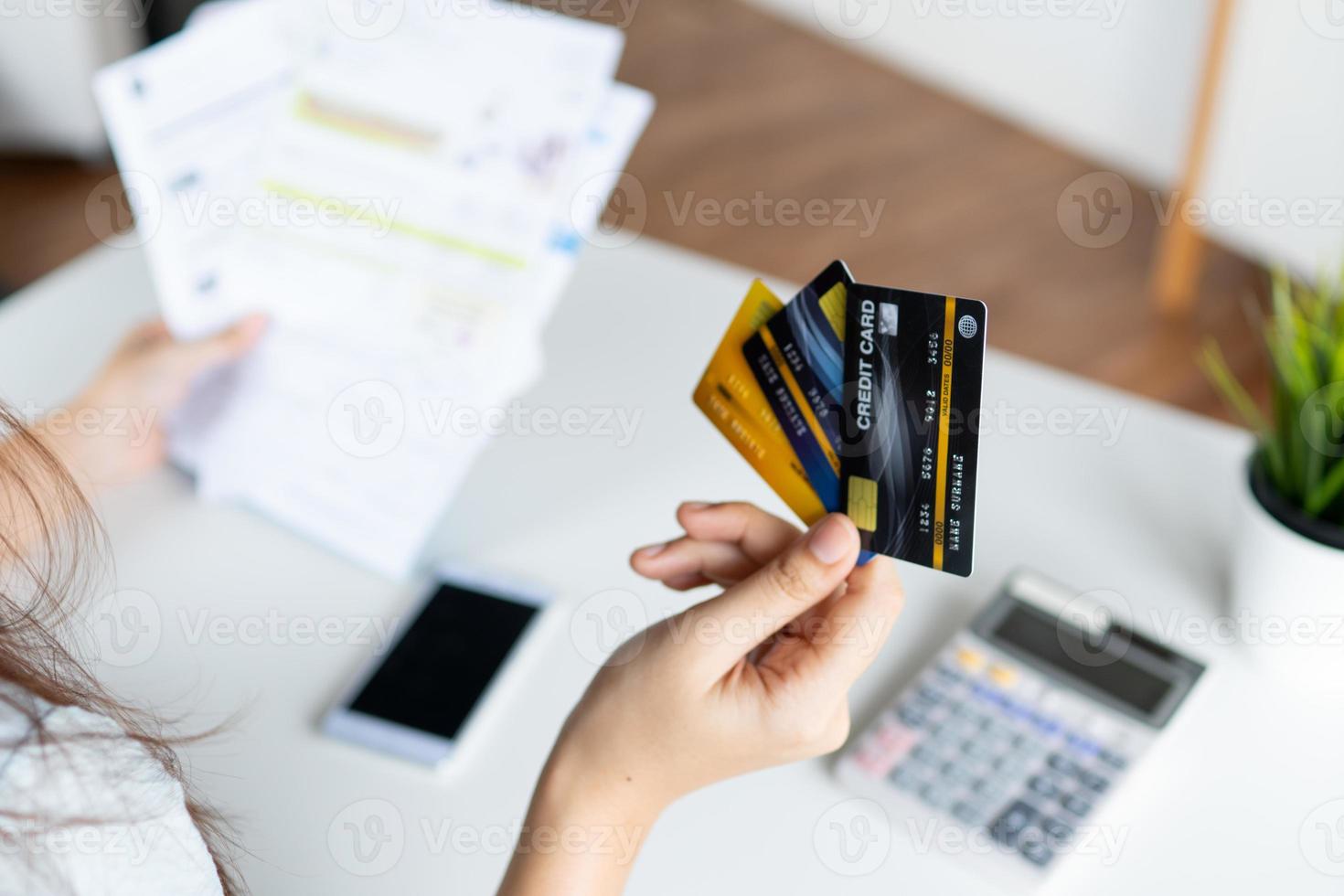 mano de mujer sosteniendo tres tarjetas de crédito foto