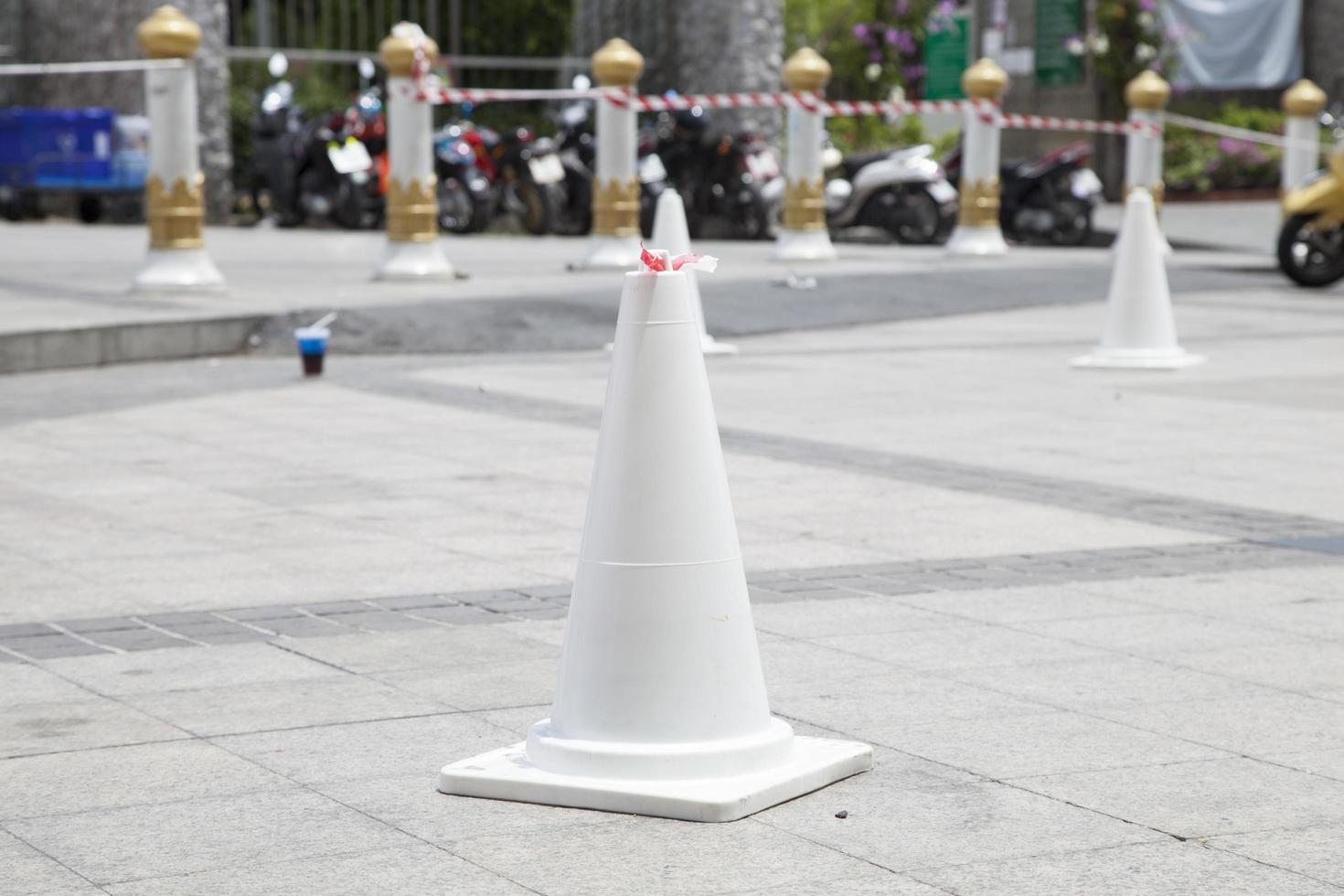 cono de tráfico blanco en la calle foto