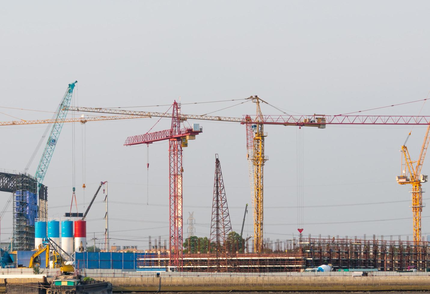 Grúas de construcción en Bangkok, Tailandia foto