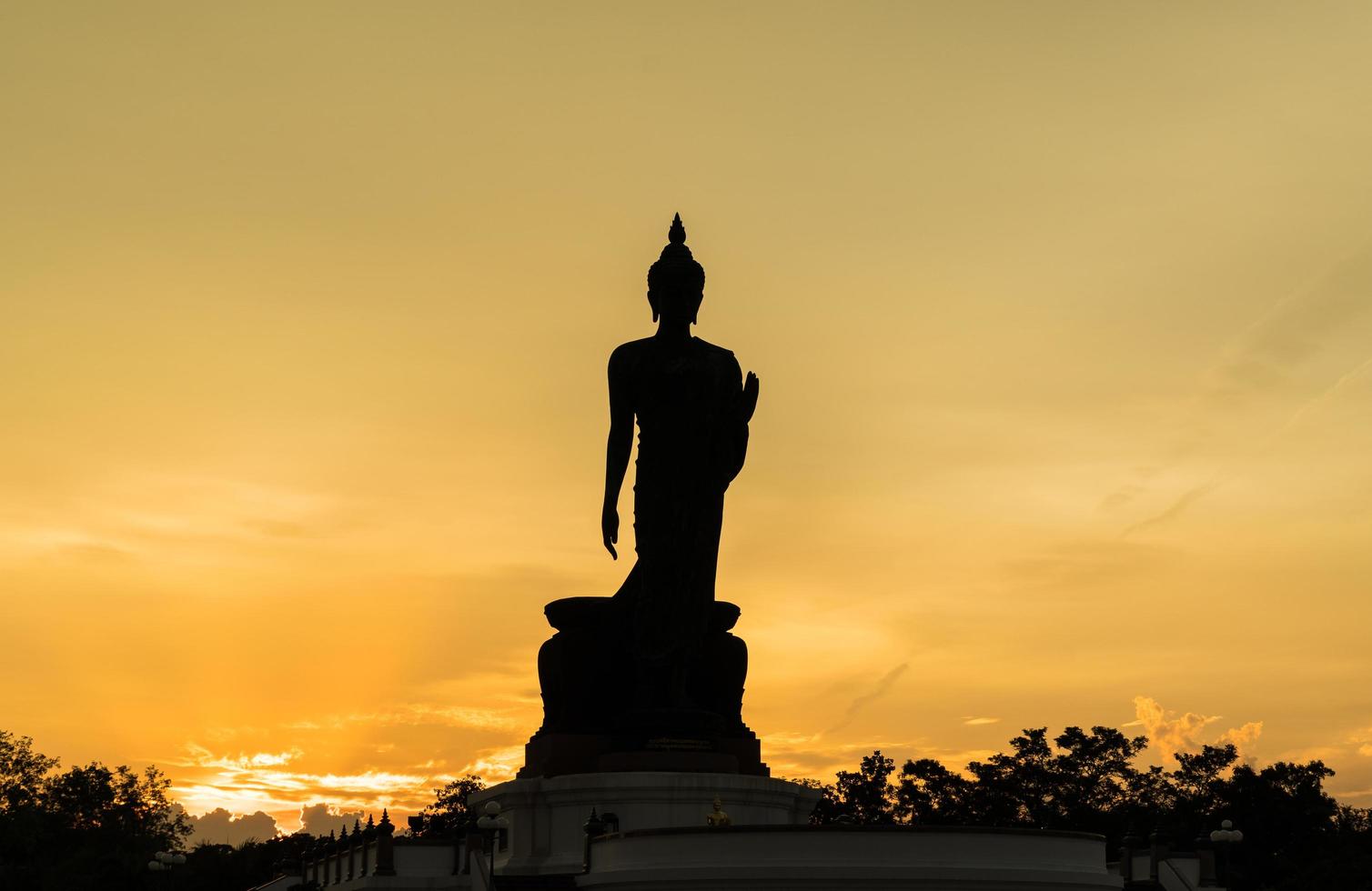 Gran silueta de Buda en Tailandia al atardecer foto