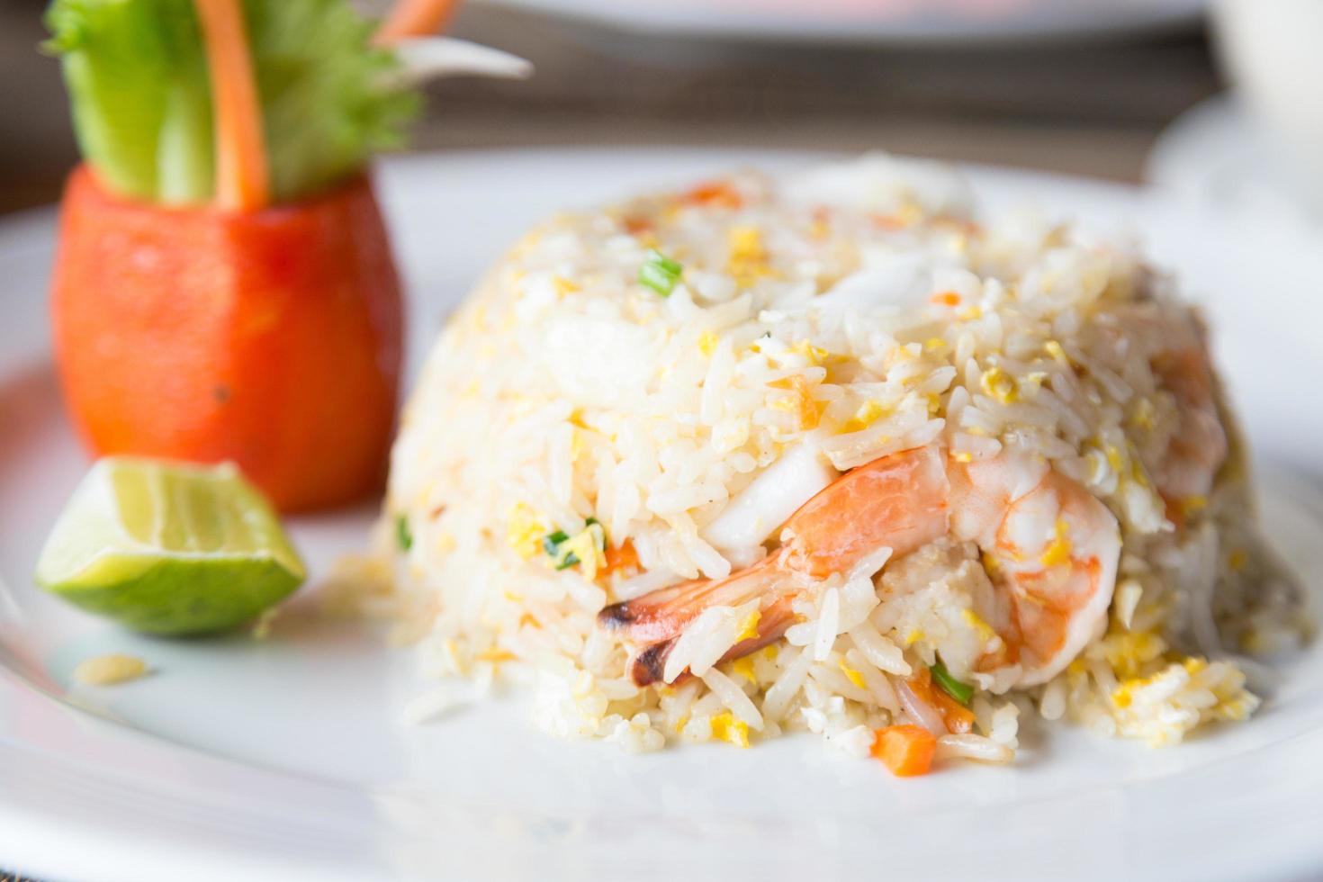 primer plano de arroz frito con camarones foto