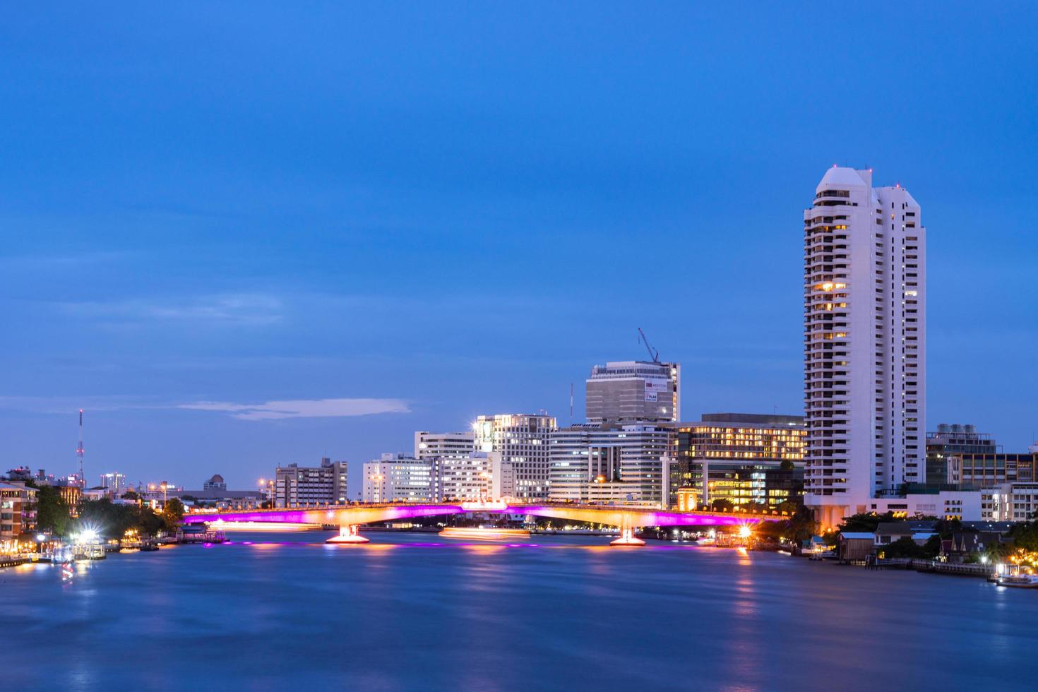 edificios de bangkok al atardecer foto