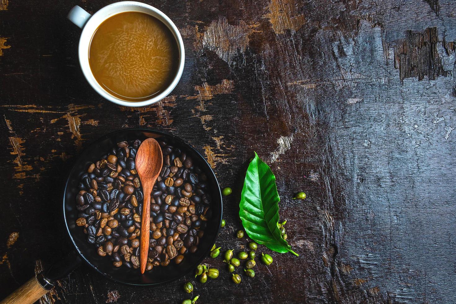 una taza de café y granos de café en una mesa de madera foto