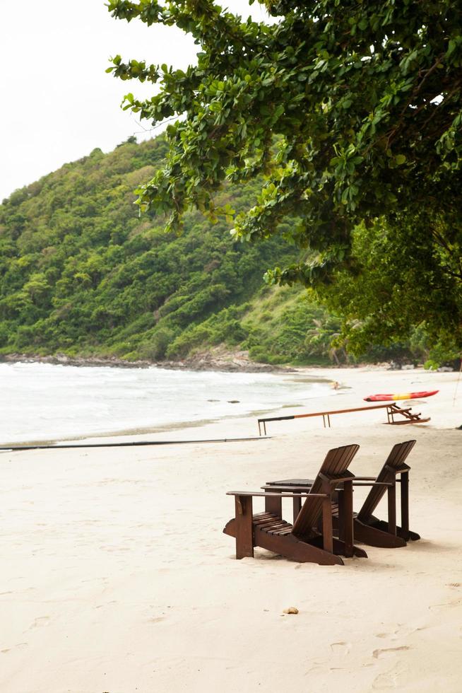 sillas de madera en la playa en tailandia foto