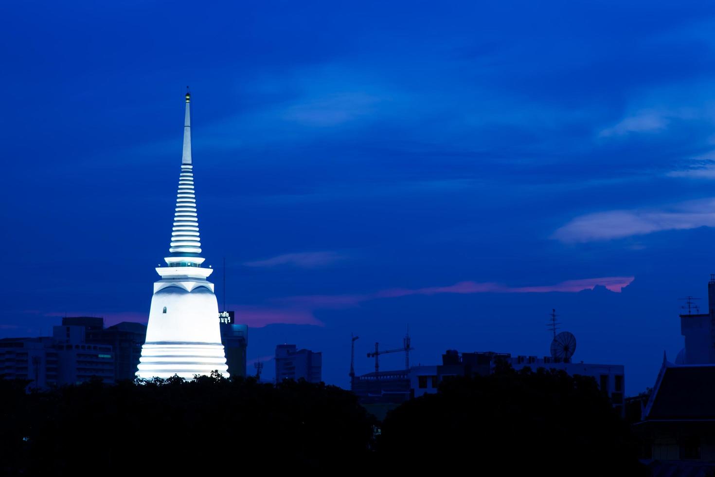 templo en tailandia por la noche foto