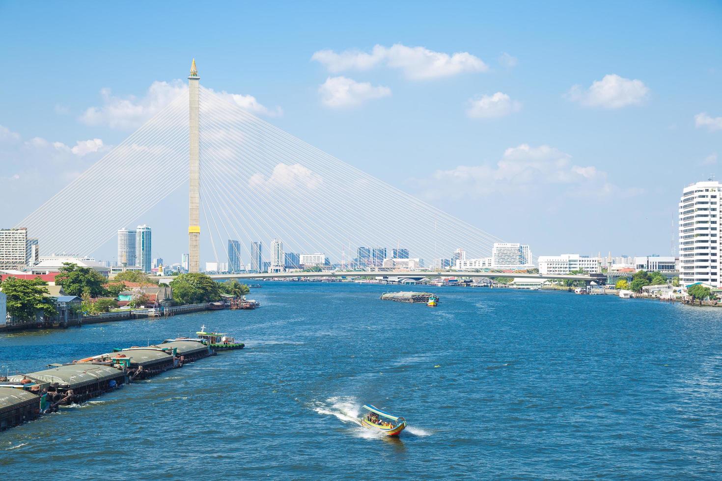 puente sobre el río en bangkok foto