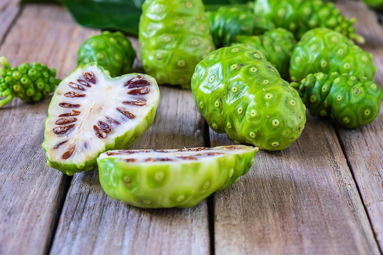 fruta fresca de noni foto