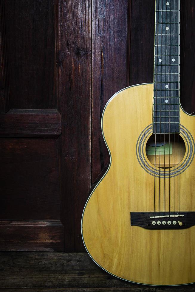 guitarra sobre fondo de madera foto