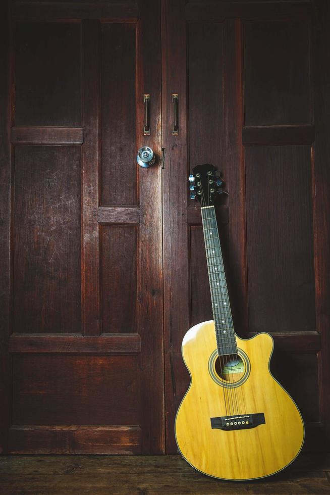 Guitarra clásica sobre fondo de madera vieja foto