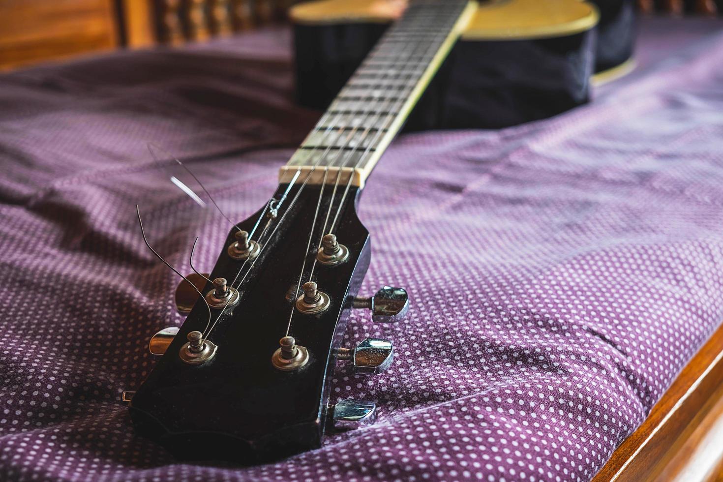 primer plano, de, un, cuello de guitarra foto